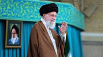 La Guida Suprema Ayatollah Ali Khamenei saluta la folla durante un incontro a Teheran, in Iran, domenica 27 ottobre 2024.