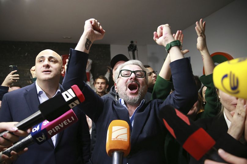 از چپ، نیکا ملیا و نیکا گوارامیا، رهبران حزب ائتلاف برای تغییر، پس از بسته شدن شعب رای گیری در انتخابات پارلمانی تفلیس، گرجستان