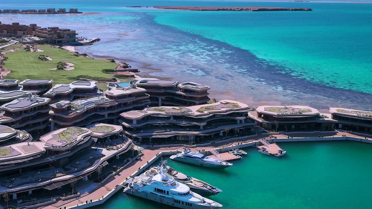 شقق فاخرة ويخوت.. السعودية تفتتح جزيرة "سندالة" في مدينتها المستقبلية نيوم
