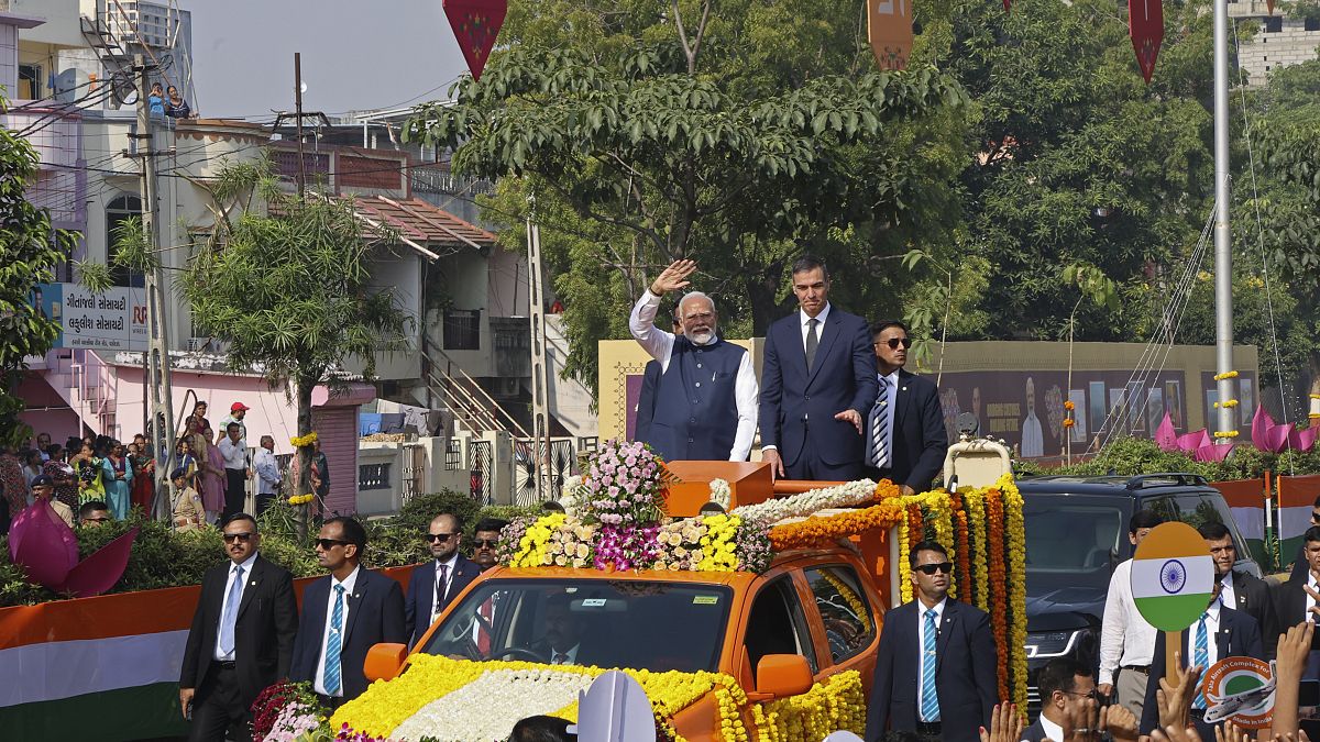 India inaugura junto a España su primera planta conjunta de aviones ...