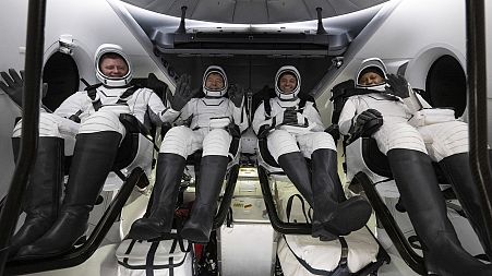 Kozmonaut Roscosmosa Alexander Grebenkin, lijevo, NASA-ini astronauti Michael Barratt, drugi slijeva, Matthew Dominick, drugi s desna, i Jeanette Epps, desno.