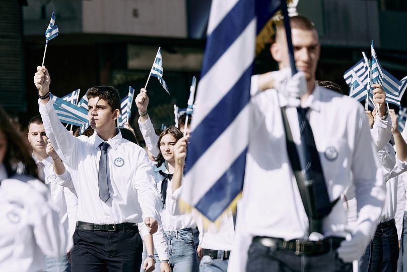 Μαθητές κάνουν παρέλαση για την 28η Οκτωβρίου στο Περιστέρι