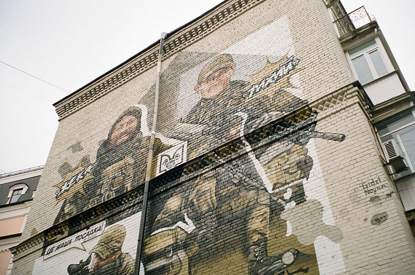 Une fresque de soldats ukrainiens à Kyiv.
