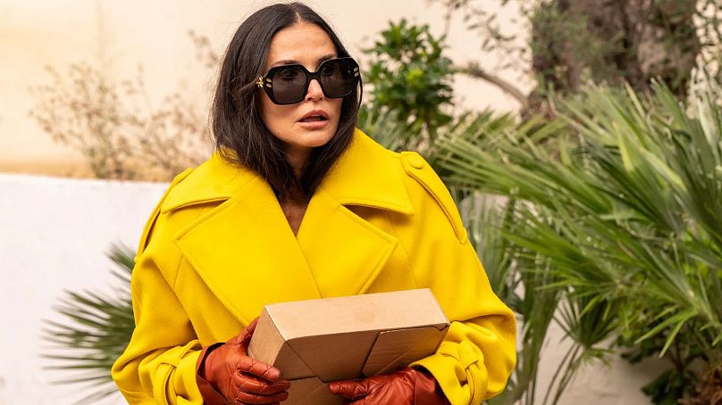 Estilo y sustancia: el codiciado look de abrigo amarillo de Demi Moore.