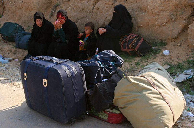 فلسطينيات في انتظار عبور الحدود إلى مصر في معبر رفح جنوب قطاع غزة هربا من الحرب