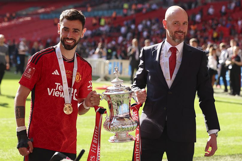 Erik ten Hag a csapatkapitány Bruno Fernandessel ünnepli az FA-kupa megnyerését a Wembleyben 2024. május 25-én