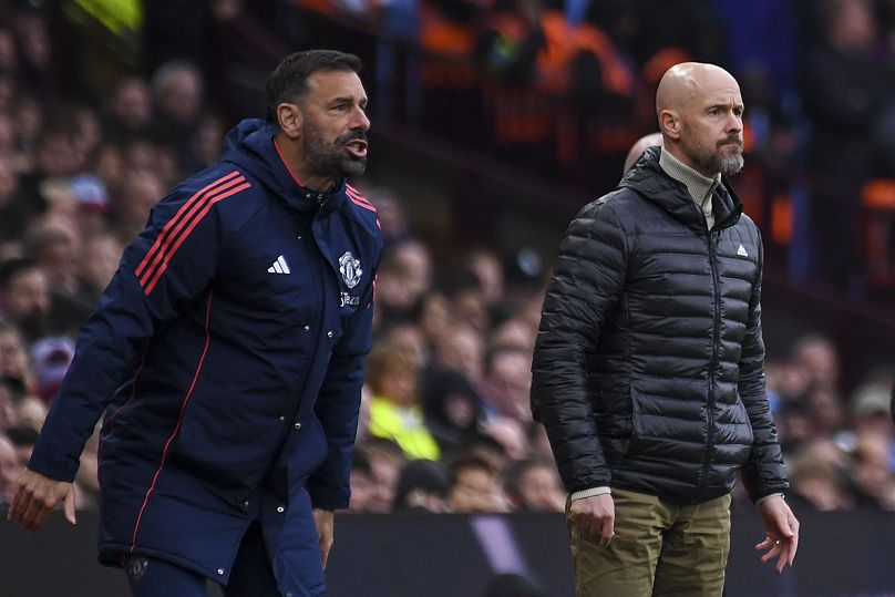Ruud van Nistelrooy, a Manchester United másodedzője és Erik ten Hag menedzser az Aston Villa - Manchester United meccsen a birminghami Villa Parkban 2024. október 6-án