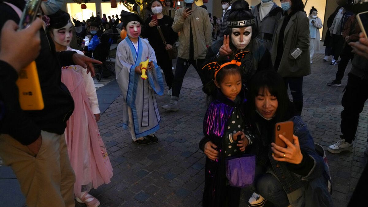 Feloszlatta a Halloweent ünneplő tömeget a sanghaji rendőrség