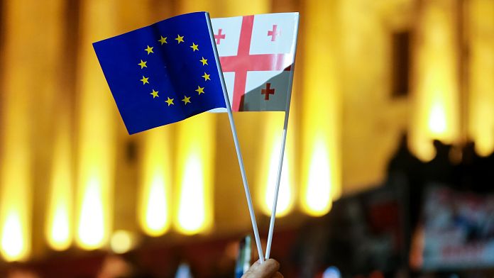 Georgia: la presidente promette di avvicinare il Paese all'Ue, migliaia di manifestanti a Tblisi