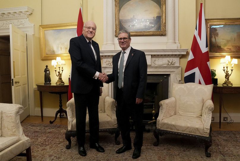 El primer ministro británico Keir Starmer, derecha, saluda a su homólogo libanés, Najib Mikati durante su encuentro en el número 10 de Downing Street en Westminster.