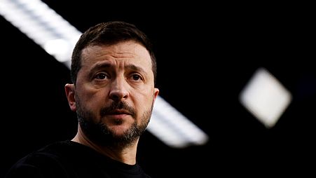 Президент Украины Владимир Зеленский общается с журналистами во время пресс-конференции на саммите ЕС в Брюсселе, четверг, 17 октября 2024 года.