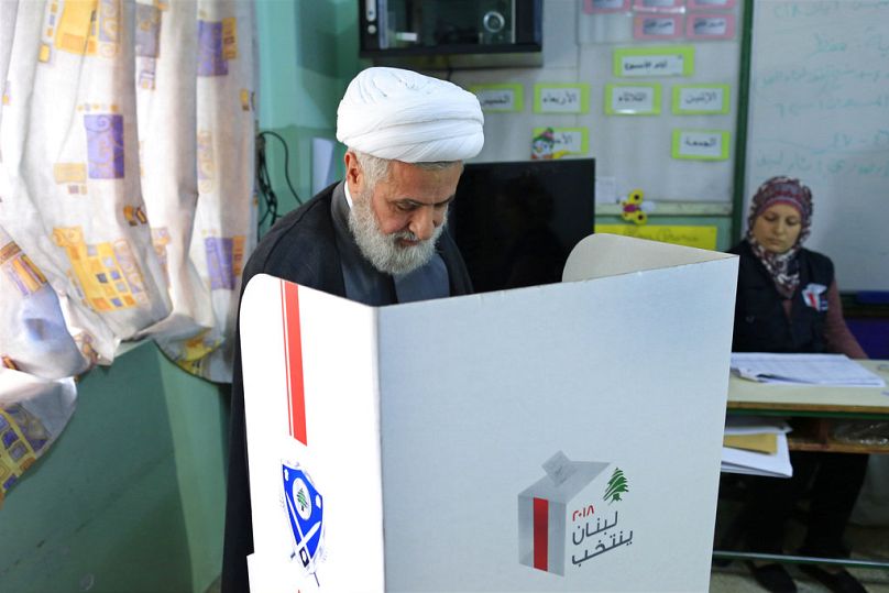 نعيم قاسم يدلي بصوته في الانتخابات اللبنانية البرلمانية عام 2018