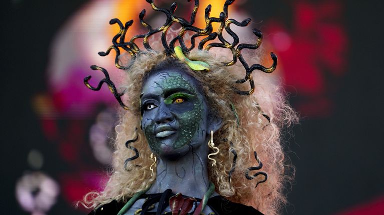 Un mannequin porte un costume sur le thème d'Halloween lors d'un défilé au West Side Hallo Fest, un festival d'Halloween à Bucarest, en Roumanie, le 26.10.2024