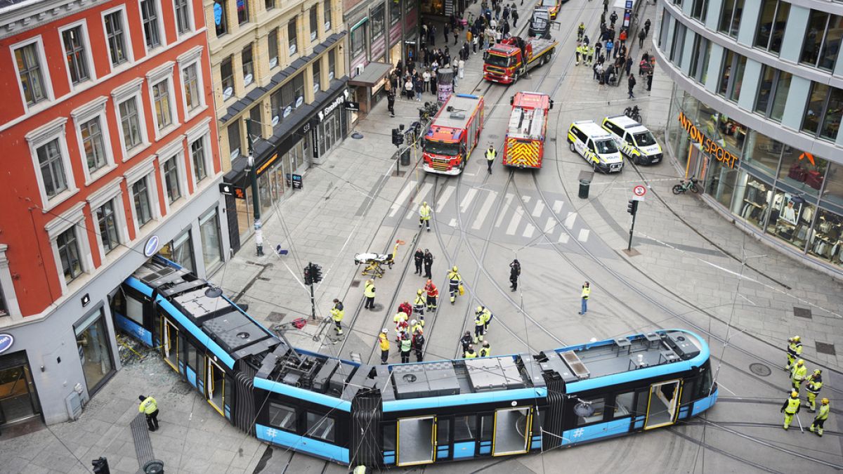 No Comment. Un tram déraille à Olso, en Norvège, et s'encastre dans un magasin