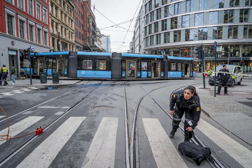 Bu fotoğrafta, Oslo'da raydan çıkan trenin bir binanın alt katındaki dükkana girdiği görülüyor, 29 Ekim 2024