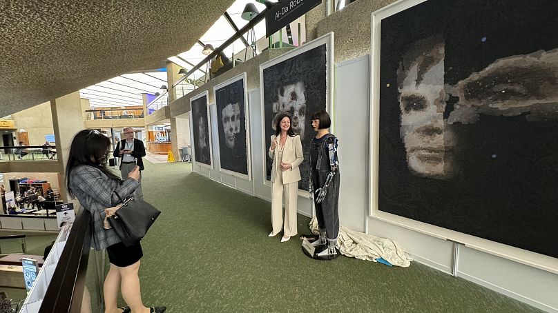 Ai-Da, "Poliptik Yapay Zeka Tanrısı" adlı eserini Cenevre’deki Birleşmiş Milletler'de sunuyor.