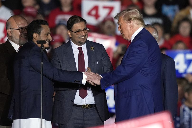 المرشح الرئاسي الجمهوري الرئيس السابق دونالد ترامب يصافح زعماء مسلمين محليين خلال تجمع انتخابي في ميشيغان
