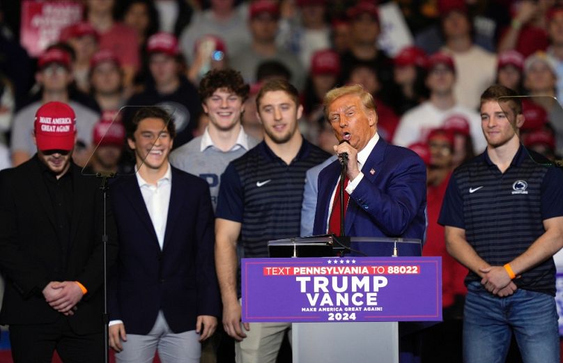 Donald Trump a Penn State birkózócsapatával egy pennsylvaniai kampányrendezvényen, 2024. október 26-án