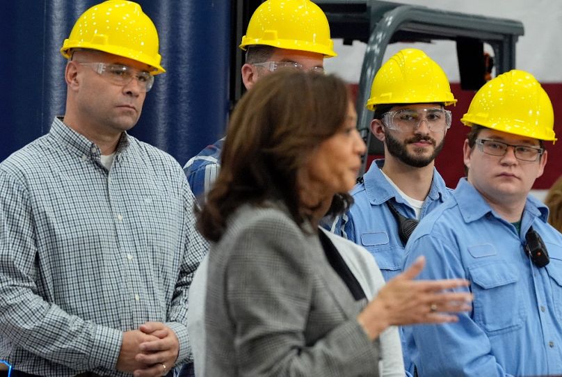 Kamala Harris michigani munkások gyűrűjében, 2024. október 28-án