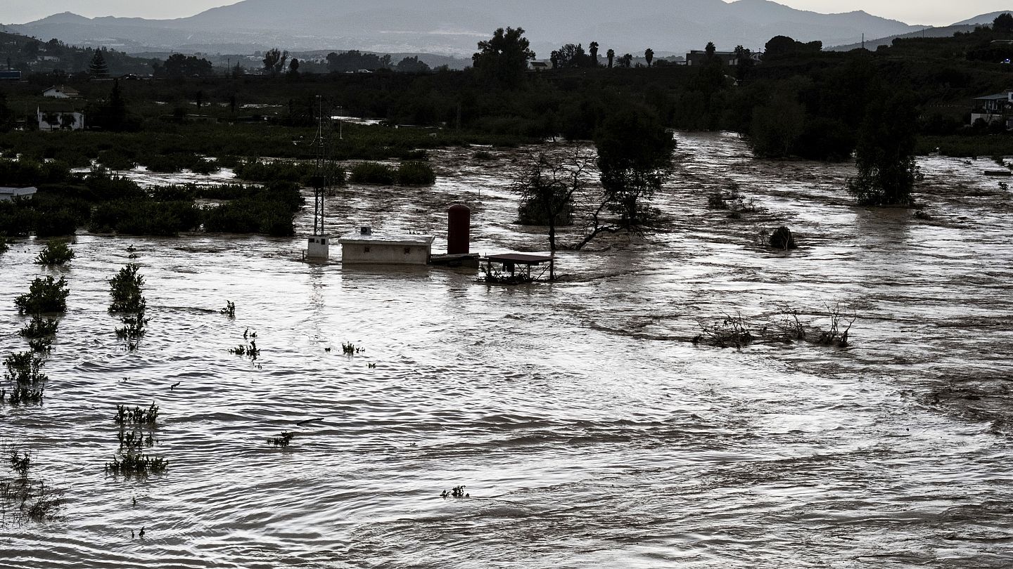 Несколько человек пропали без вести и один погиб в Испании из-за экстремальной погоды | Euronews