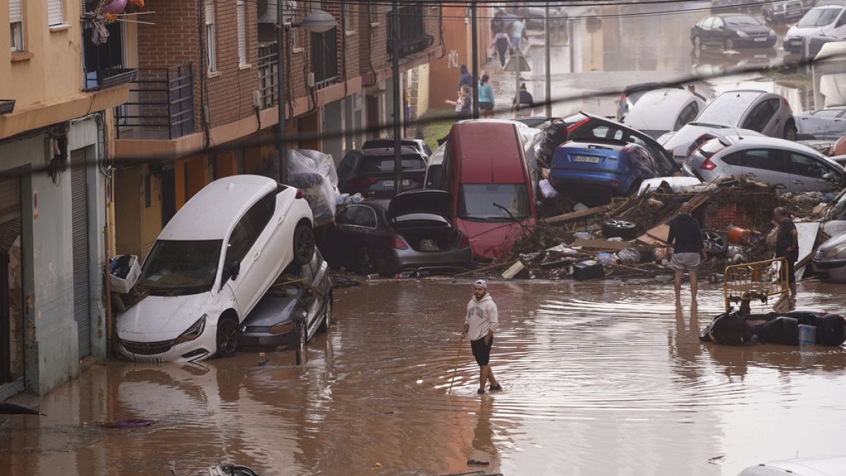 إسبانيا: الأمطار الغزيرة تتسبب في فيضانات تودي بحياة 72 شخصًا على الأقل