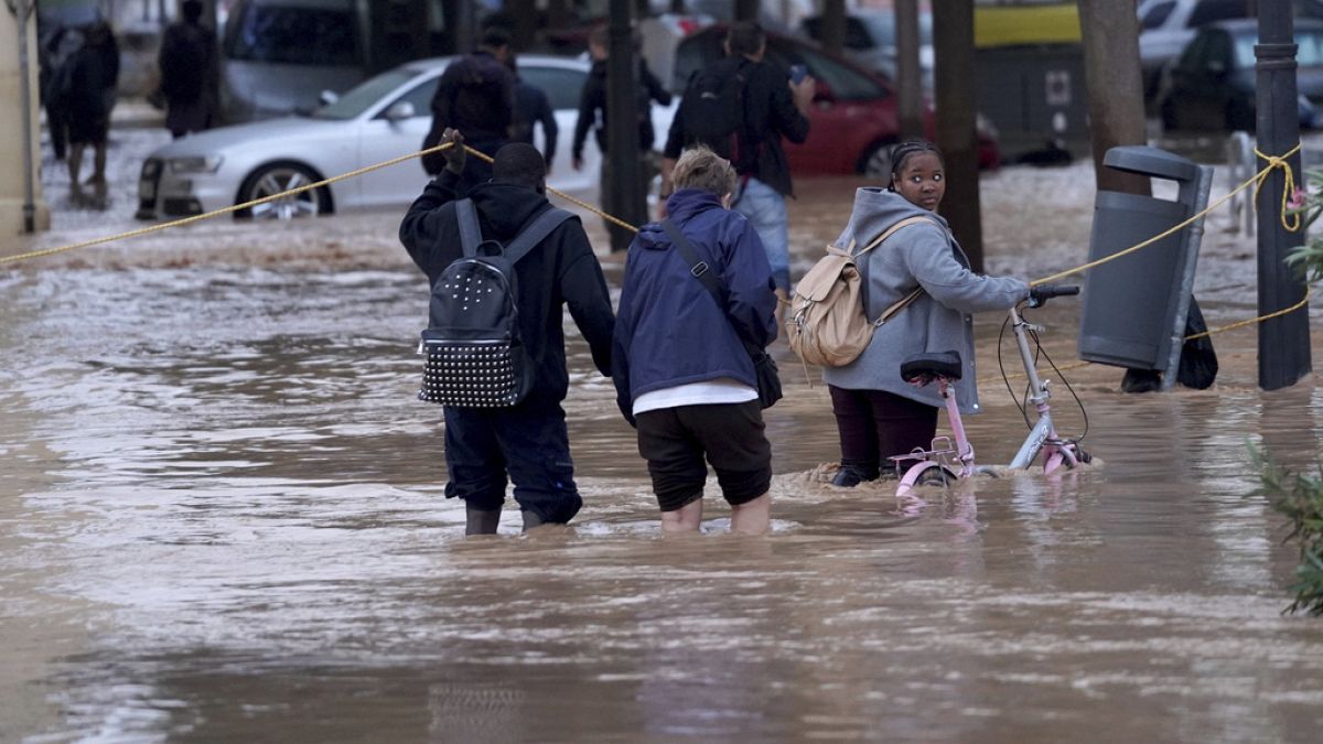 إسبانيا: الأمطار الغزيرة تتسبب في فيضانات تودي بحياة 51 شخصًا على الأقل