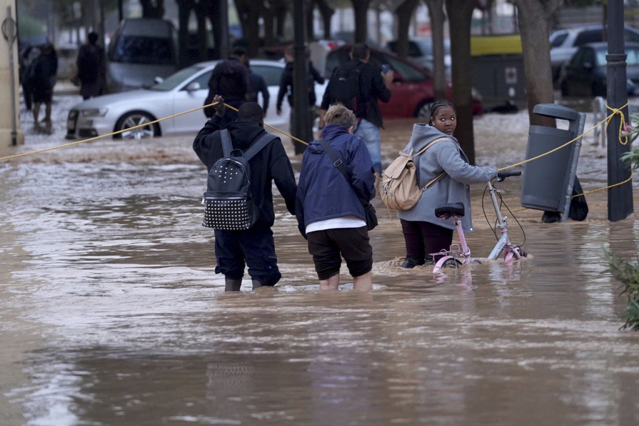 Des personnes marchent dans les rues inondées de Valence