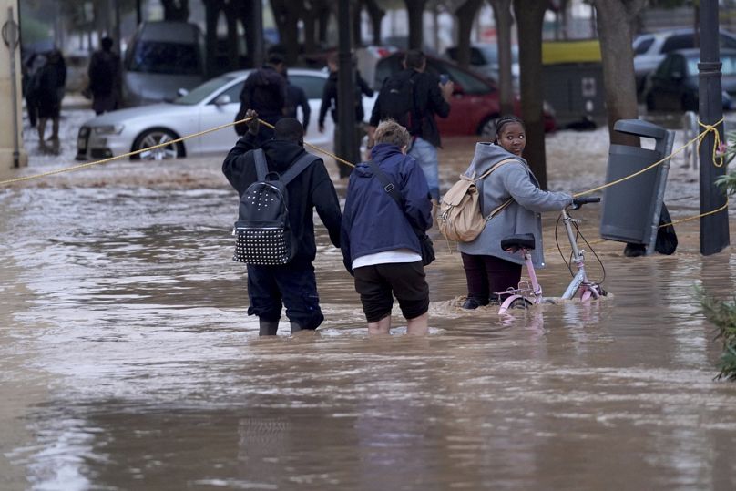 La gente camina por calles inundadas en Valencia