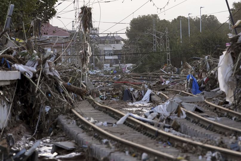 Vías de tren afectadas por las inundaciones en Paiporta, cerca de Valencia, España, miércoles 30 de octubre de 2024.