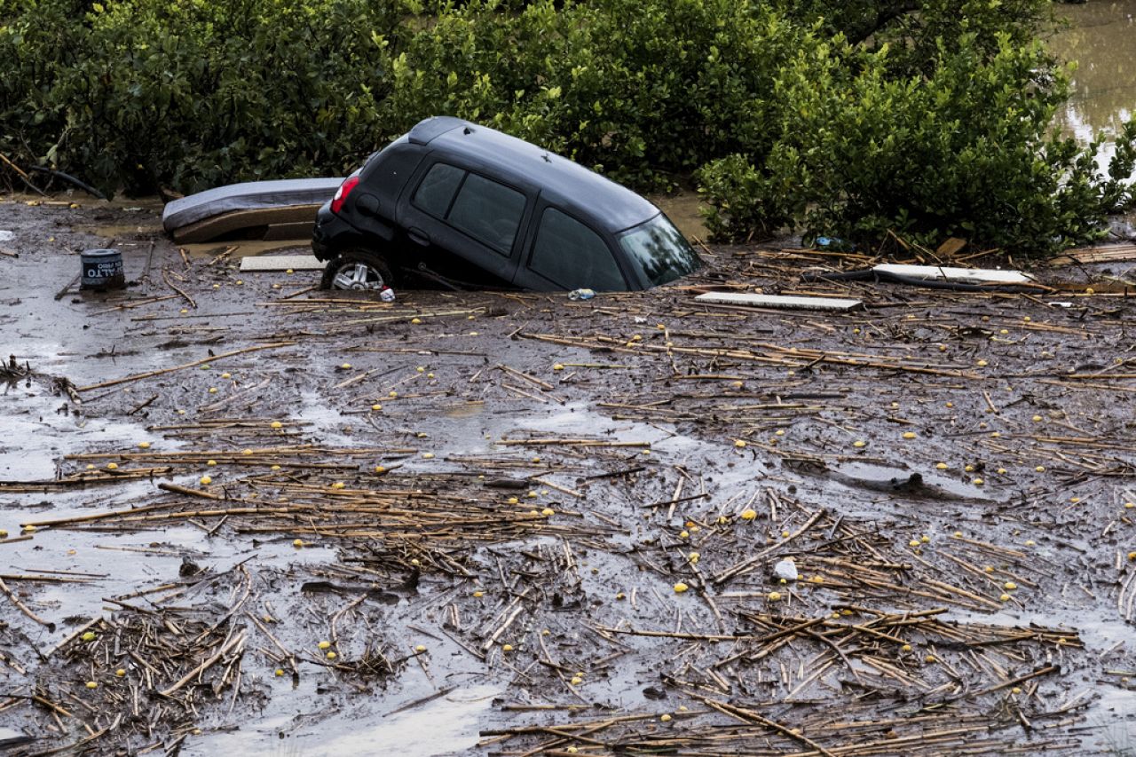 Voitures emportées par les eaux, après que des inondations précédées de fortes pluies aient fait déborder le fleuve dans la ville d'Alora, à Malaga.