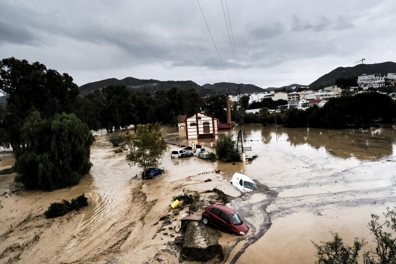 Vehículos arrastrados por el agua, después de que unas inundaciones precedidas de fuertes lluvias provocaran el desbordamiento del río en la localidad malagueña de Álora