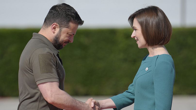 La presidenta de Moldavia, Maia Sandu, a la derecha, saluda al presidente de Ucrania, Volodímir Zelenski, en Bulboaca, Moldavia, el 1 de junio de 2023.