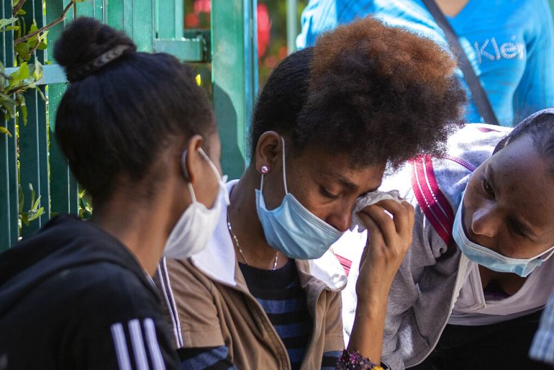 صورة أرشيفية تظهر عاملة منزلية إثيوبية تبكي بسبب زعم أرباب العمل أنهم لم يعودوا قادرين على دفع راتبها في جائحة كورونا، لبنان