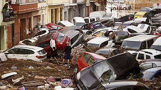 Auto trascinate dalla furia dell'acqua a Valencia