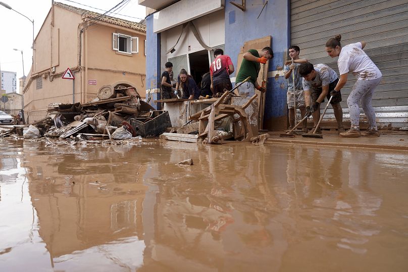 سكان ينظفون منازلهم المتضررة من الفيضانات في فالنسيا، إسبانيا، الخميس 31 أكتوبر/تشرين الأول 2024