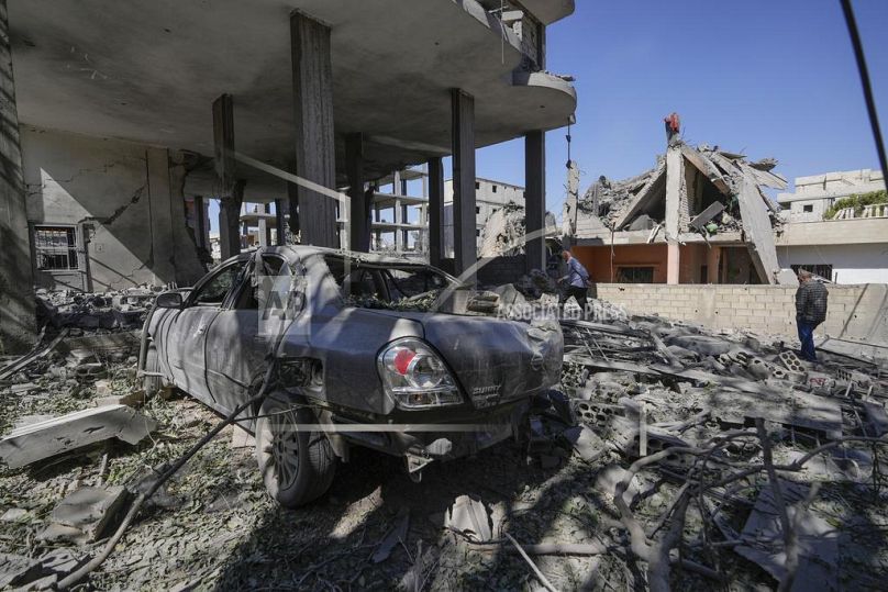 İsrail'in düzenlediği hava saldırıları ardından insanlar hasarlı evlerini kontrol ediyor, Baalbek, 7 Ekim 2024.