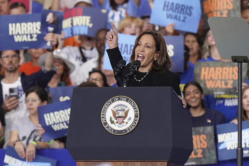 La vicepresidenta candidata demócrata a la presidencia, Kamala Harris, habla en un mitin de campaña en Raleigh.