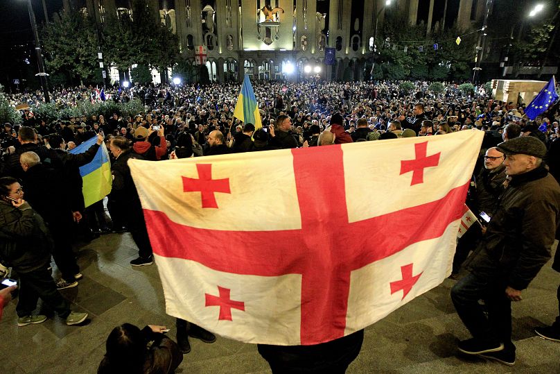 Demonstrálók Tbiliszi utcáin hétfőn este