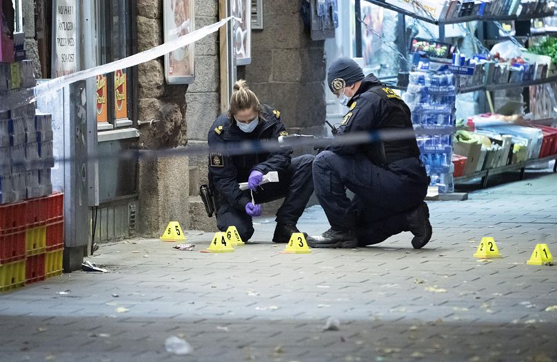 Des policiers travaillent près de la scène d'une fusillade entre gangs qui a tué un adolescent de 13 ans, le samedi 9 novembre 2019, à Malmö, en Suède.