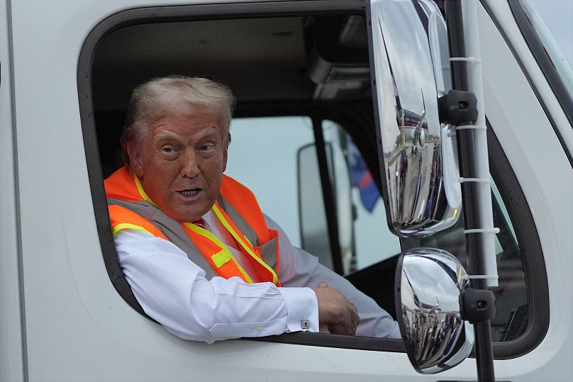 Le candidat républicain Donald Trump parle aux journalistes depuis le siège d'un camion poubelle, le mercredi 30 octobre 2024, à Green Bay, dans le Wisconsin. 
