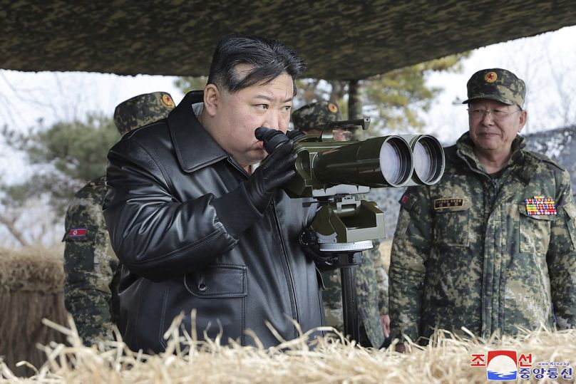 Kim Jong-un observa exercícios militares norte-coreanos