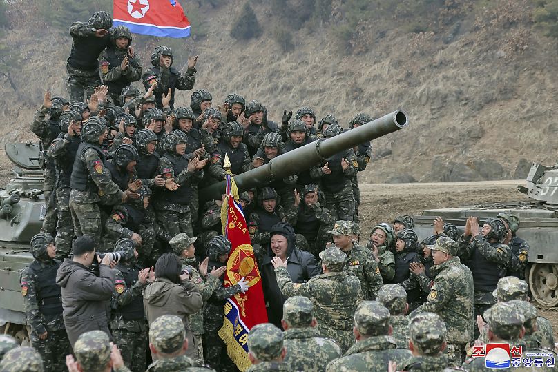 Sur cette photo fournie par le gouvernement nord-coréen, le dirigeant nord-coréen Kim Jong Un rencontre des soldats lors d'un entraînement en Corée du Nord, le 13 mars 2024.