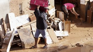 Molte persone nella zona di Valencia sono state costrette a evacuare dalle proprie case a causa dell'alluvione in corso in varie parti della Spagna