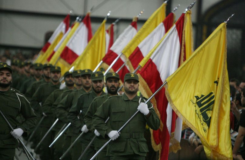 Hezbollah fegyveresek a szervezet zászlóival