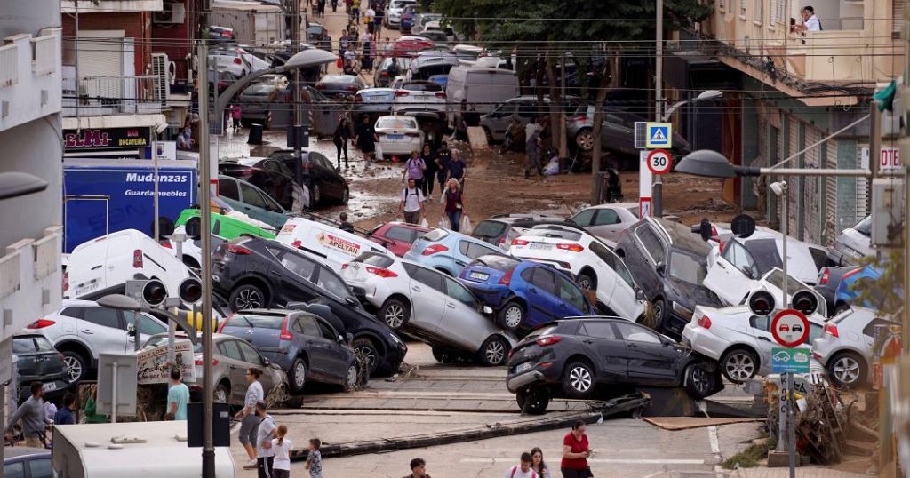 Spain: Rescue operations continue following devastating floods