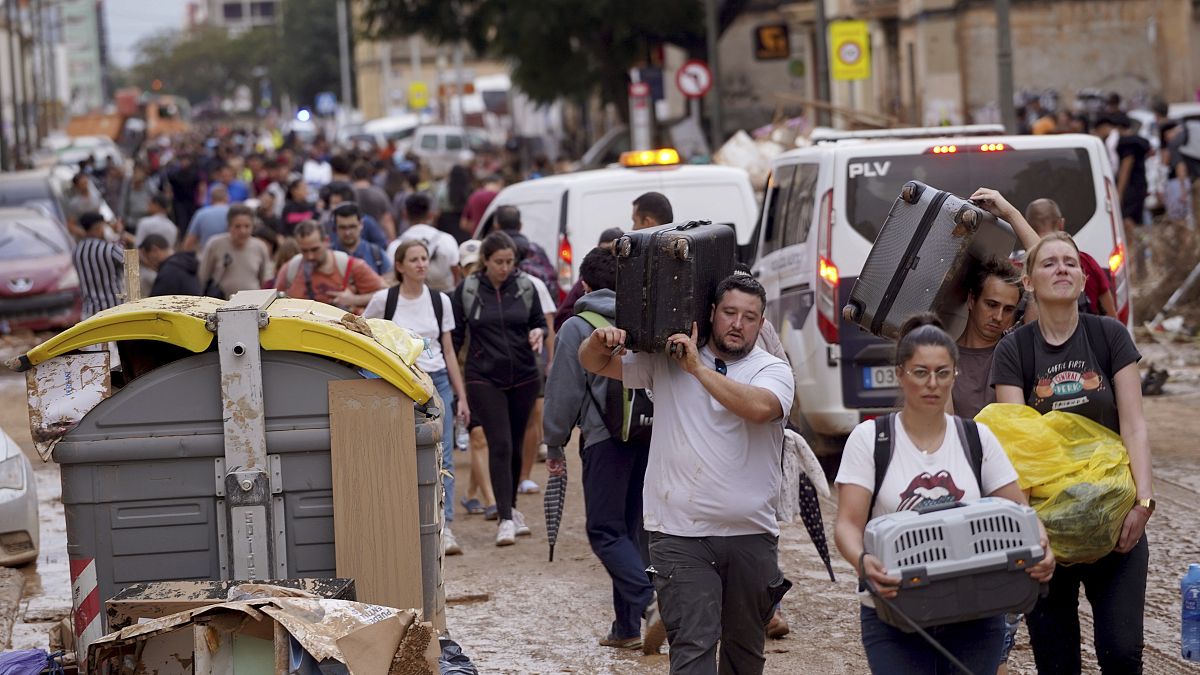 Σε βαρύ πένθος η Ισπανία – Άγνωστος αριθμός αγνοούμενων μετά τις πλημμύρες