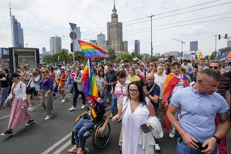 Des personnes participent au défilé annuel de la Fierté polonaise, connu sous le nom de Défilé de l'égalité, à Varsovie, en Pologne, le samedi 17 juin 2023. 