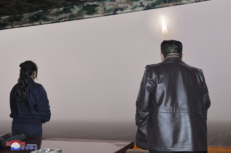 Le dirigeant nord-coréen Kim Jong Un, à droite, et sa fille observent ce qui est considéré comme un essai de lancement du nouveau missile balistique intercontinental.