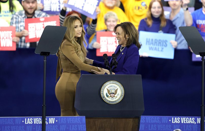 Kamala Harris salue la chanteuse Jennifer Lopez lors d'un meeting de campagne, le jeudi 31 octobre 2024, à Las Vegas, dans le Nevada.