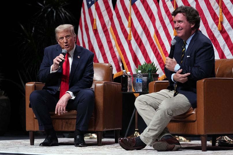 Donald Trump s'entretient avec Tucker Carlson lors d'un spectacle du Tucker Carlson Live Tour au Desert Diamond Arena, le jeudi 31 octobre 2024, à Glendale, en Arizona.